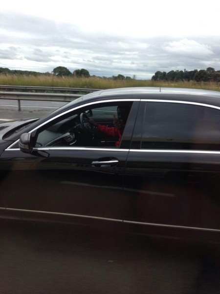 Коло Туре поздравява феновете на Ливърпул след победата над Стоук Сити