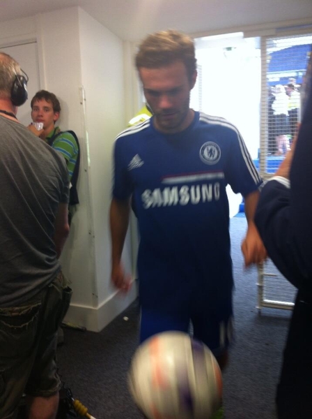 Хуан Мата е успял да стигне с краченца до съблекалнята след вчерашната победа над Хъл Сити