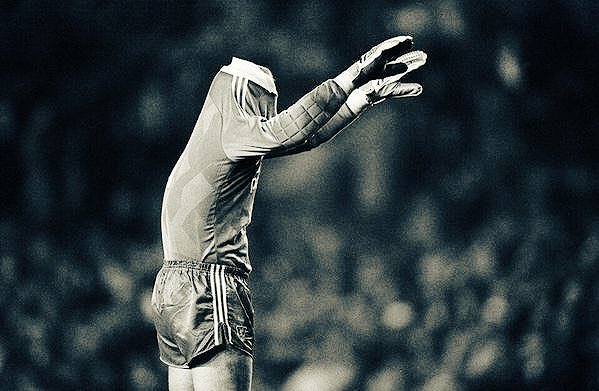 Брус Гробелар психологически унищожава противника. 