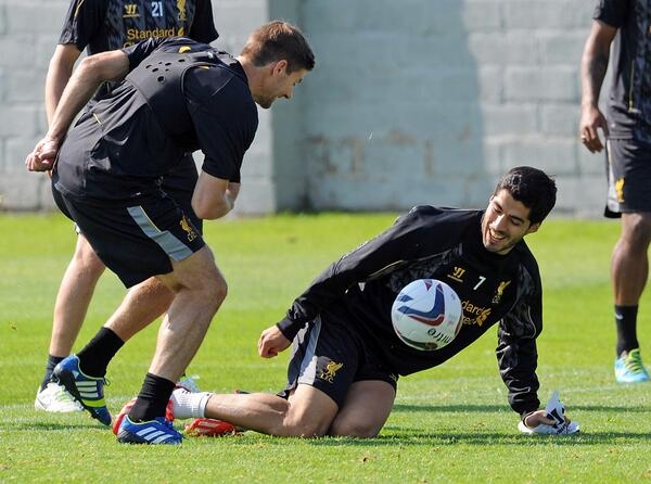 Луис Суарес се забавлява с Стивън Джерард по време на тренировка