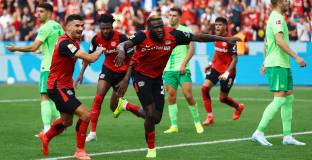 Байер Леверкузен с труден успех над Волфсбург в мач със 7 гола