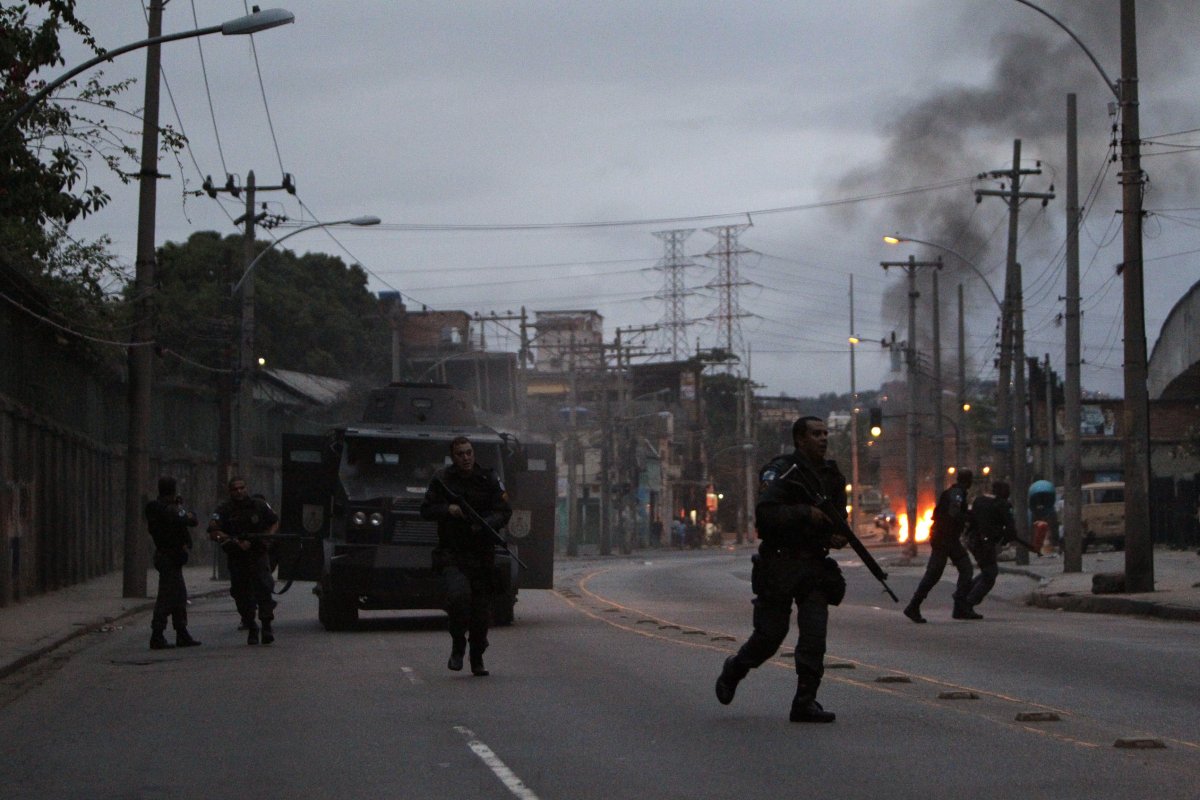 Полицията използва куршуми срещу протестиращите около Маракана