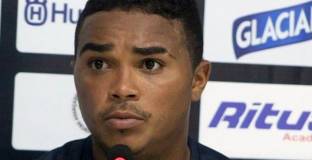 Наказаха футболиста, който показа пениса си