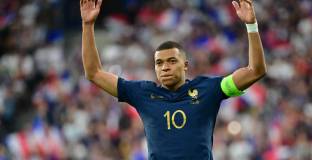 Феновете вярват, че Мбапе е получил 