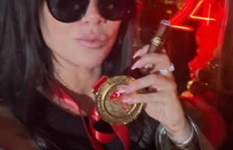 Уанда Нара отпразнува титлата на Галатасарай с пура и златен медал. 