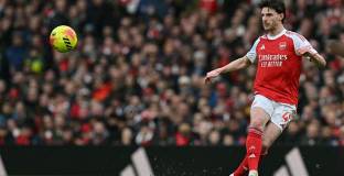 Срамна провокация по време на дербито в Лондон: фен показа на  Райс снимка на съпругата му