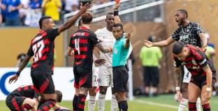 Джаксън се извини за изгонването си 