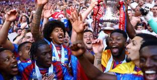 Палас се срещна УЕФА, за да избегне изключване от евротурнирите