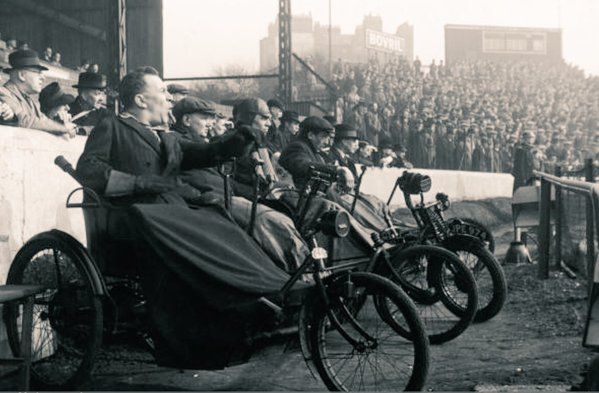 Ветерани-инвалиди от Втората световна война гледат мач на Стамфорд Бридж.