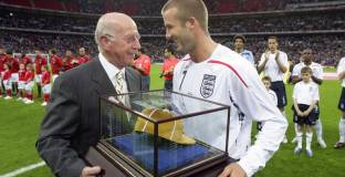 Бекъм поздрави Сър Боби Чарлтън