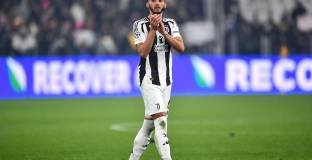 Челси, Ливърпул и Тотнъм може да се борят за защитник на Юве