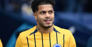 Челси се интересува от френски нападател на Брайтън 