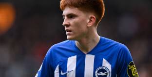 Челси следи халф на Брайтън