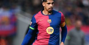 Челси се интересува от защитник на Барса