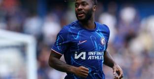 Уест Хем следи Стърлинг