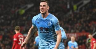 Бърнли отново вкара два гола на Олд Трафорд