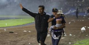 Поне 129 загинали на мач в Индонезия 