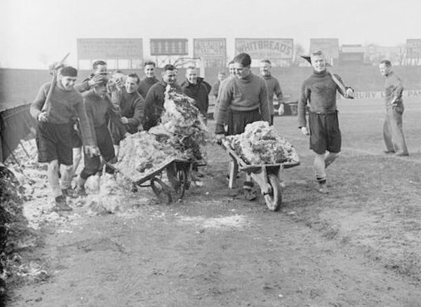 1939 г. Играчите на Фулъм почистват снега преди тренировка. 