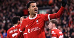Гакпо прати Ливърпул на четвърт-финал