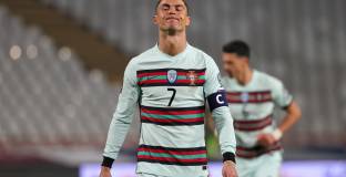 Роналдо остава капитан на Португалия