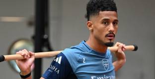 Арсенал потвърди новия договор със Салиба