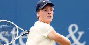 Синер с убедителна победа, Медведев се справи с американец 