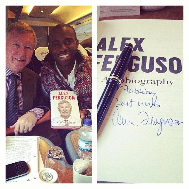 Фабрис Муамба показа подписаното си копие на автобиографията на Алекс Фъргюсън