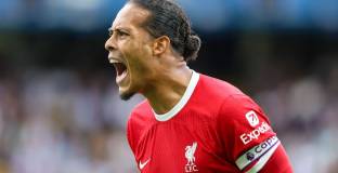 Ван Дайк обсъди ситуацията със Слот