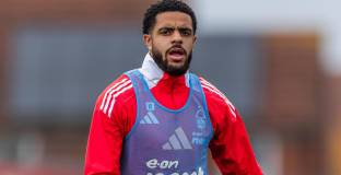 Страсбург нае защитник на Нотингам Форест