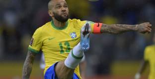  Алвеш изигра първия си футболен мач в затвора