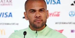 Алвеш върна парите на бащата на Неймар