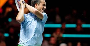 Руне размаза Медведев и е на финал 