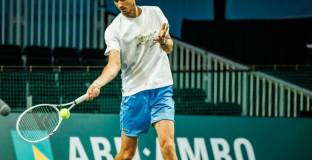 Италианец изхвърли Медведев от турнира в Ротердам 