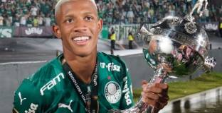  Нотингам Форест направи оферта от £18 милиона за Данило