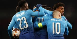 Арсенал загуби, но продължава (видео)