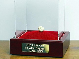 Последната дъвка на Сър Алекс бе продадена за 592 000 долара