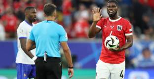 Дансо се извини за инцидента с Килиан Мбапе