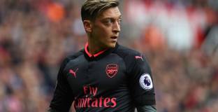 Агент: Йозил иска да остане в Арсенал и след края на договора си