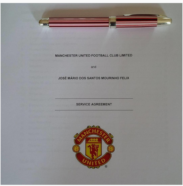 Моуриньо побърза да покаже договора си с Юнайтед. 