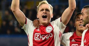Ван де Бек за Юнайтед: Оставам в Аякс