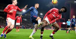 Арсенал не се възползва напълно от подаръка на Ман Юнайтед (видео)