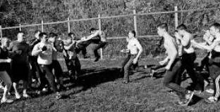 Появи се видео от уговорения бой между ултраси на Ботев и Локо Пловдив (кадри 18+)