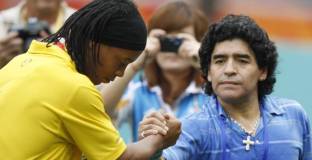 Марадона подкрепи Роналдиньо