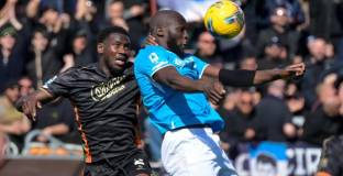 Наполи пропиля златен шанс за първо място