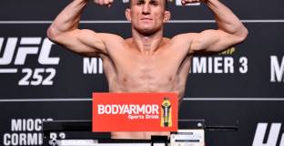 Боец разби главата си, скачайки в дупка в леда