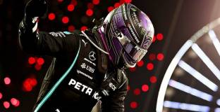 Хамилтън продължи с 