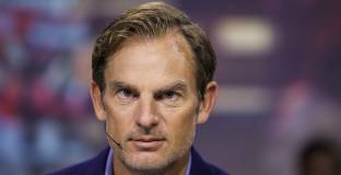 Де Бур смята,че Бускетс пречи на прогреса на Де Йонг