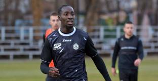 Исак Соле вече тренира със Славия 