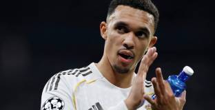 Александър-Арнолд спрян от полицията след среща с фенове в Мадрид