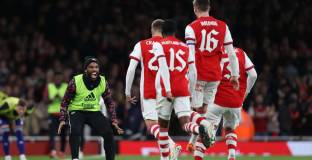 Арсенал на 1/4 финал през Лийдс